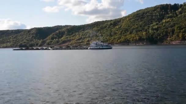 Flussverkehr Reisen Sie Einem Sonnigen Tag Auf Dem Passagier Tragflächenmotorschiff — Stockvideo
