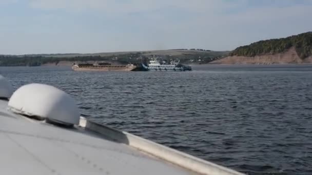河流运输 在阳光灿烂的日子沿着伏尔加河乘坐342E号工程 的水翼客轮旅行 手持射击 相机摇动 — 图库视频影像