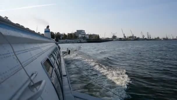 河川旅客水力船流星群プロジェクト342Eで旅行 手持ち撮影 手ブレ — ストック動画