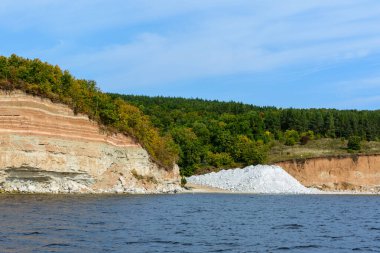 Volga Nehri kıyısında, Tataristan 'ın orta Volga bölgesinde. Sonbahar manzarası. Gemiden fotoğraf çekiliyor.