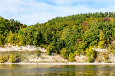 Volga Nehri kıyısında, Tataristan 'ın orta Volga bölgesinde. Sonbahar manzarası. Gemiden fotoğraf çekiliyor.