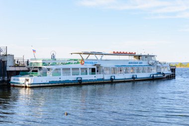 Rusya, Kazan - 12 Eylül 2020: Tataristan Cumhuriyeti 'nin orta Volga bölgesindeki Volga Nehri üzerindeki nehir taşımacılığı.