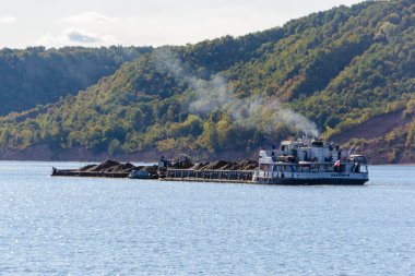 Rusya, Kazan - 12 Eylül 2020: Tataristan Cumhuriyeti 'nin orta Volga bölgesindeki Volga Nehri üzerindeki nehir taşımacılığı.