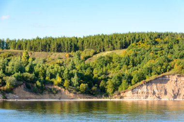 Volga Nehri kıyısında, Tataristan 'ın orta Volga bölgesinde. Sonbahar manzarası. Gemiden fotoğraf çekiliyor.