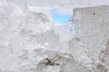 Buz kristallerinin alışılmadık şekilleri ve dokuları fotokopi uzayı ile sığ. Kış ve bahar manzarası.