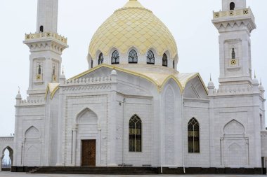 Bulgaristan yerleşimi. Bulgaristan 'ın beyaz Müslüman camisi Bolgar, Tataristan, Rusya' da bulutlu bir bahar gününde.