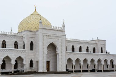 Bulgaristan yerleşimi. Bulgaristan 'ın beyaz Müslüman camisi Bolgar, Tataristan, Rusya' da bulutlu bir bahar gününde.