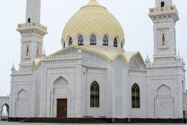 Bulgaristan yerleşimi. Bulgaristan 'ın beyaz Müslüman camisi Bolgar, Tataristan, Rusya' da bulutlu bir bahar gününde.