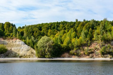Volga Nehri kıyısında, Tataristan 'ın orta Volga bölgesinde. Sonbahar manzarası. Gemiden fotoğraf çekiliyor.