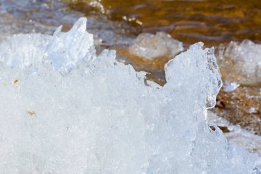 Buz kristallerinin alışılmadık şekilleri ve dokuları fotokopi uzayı ile sığ. Kış ve bahar manzarası.