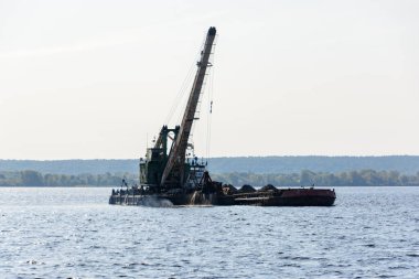 Rusya, Kazan - 12 Eylül 2020: Tataristan Cumhuriyeti 'nin orta Volga bölgesindeki Volga Nehri üzerindeki nehir taşımacılığı.