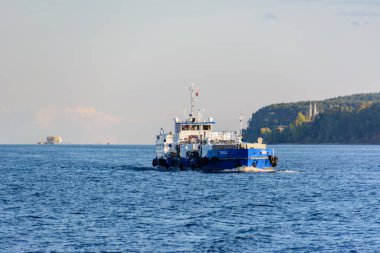 Rusya, Kazan - 12 Eylül 2020: Tataristan Cumhuriyeti 'nin orta Volga bölgesindeki Volga Nehri üzerindeki nehir taşımacılığı.