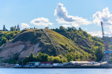 Rusya, Kazan - 12 Eylül 2020. Tataristan Cumhuriyeti 'nin Volga bölgesinin ortasındaki Volga Nehri üzerindeki Tetyushi istasyonundaki nehir rıhtımı. Yazı: 