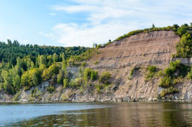 Volga Nehri kıyısında, Tataristan 'ın orta Volga bölgesinde. Sonbahar manzarası. Gemiden fotoğraf çekiliyor.