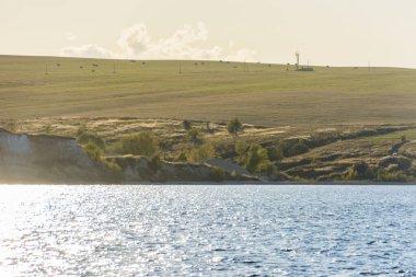 Volga Nehri kıyısında, Tataristan 'ın orta Volga bölgesinde. Sonbahar manzarası. Gemiden fotoğraf çekiliyor.