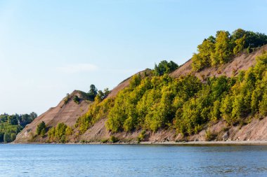 Volga Nehri kıyısında, Tataristan 'ın orta Volga bölgesinde. Sonbahar manzarası. Gemiden fotoğraf çekiliyor.