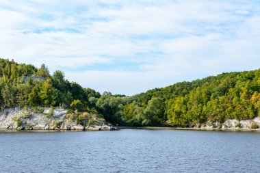 Volga Nehri kıyısında, Tataristan 'ın orta Volga bölgesinde. Sonbahar manzarası. Gemiden fotoğraf çekiliyor.