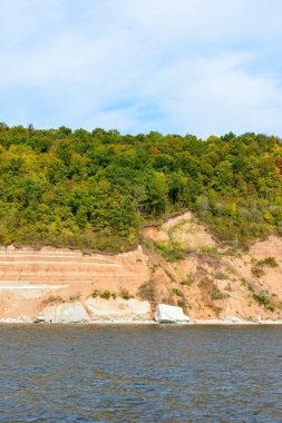 Volga Nehri kıyısında, Tataristan 'ın orta Volga bölgesinde. Sonbahar manzarası. Gemiden fotoğraf çekiliyor.