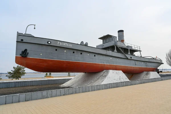 Volgograd Rusland April 2021 Reddingsstoomboot Brandblusser Gedenkteken Voor Wolga Rivierbemanning — Stockfoto