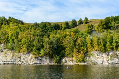 Volga Nehri kıyısında, Tataristan 'ın orta Volga bölgesinde. Sonbahar manzarası. Gemiden fotoğraf çekiliyor.
