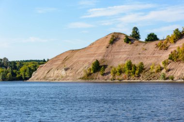 Volga Nehri kıyısında, Tataristan 'ın orta Volga bölgesinde. Sonbahar manzarası. Gemiden fotoğraf çekiliyor.