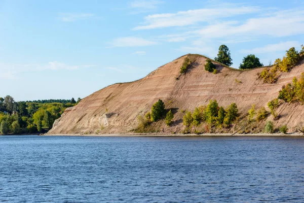 Volga Nehri kıyısında, Tataristan 'ın orta Volga bölgesinde. Sonbahar manzarası. Gemiden fotoğraf çekiliyor.