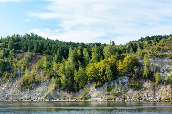 Volga Nehri kıyısında, Tataristan 'ın orta Volga bölgesinde. Sonbahar manzarası. Gemiden fotoğraf çekiliyor.