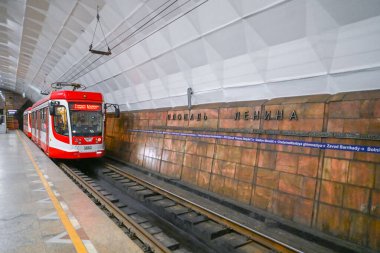 Volgograd, Rusya - 10 Nisan 2021: Metrotram, ya da Lenin Meydanı 'ndaki metro. Forbes dergisi Volgograd metro tramvayını gezegendeki en ilginç tramvay rotaları listesine ekledi..