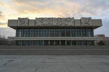 Volgograd, Rusya - 30 Mayıs 2021: Eski siyasi eğitim evi. Sovyet modernizmi tarzında bir bina, Marx, Engels, Lenin 'in bas-destekçileri..