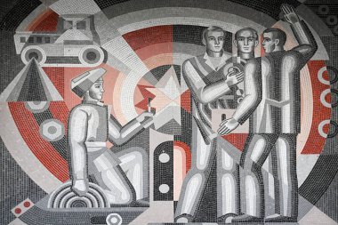 Volgograd, Rusya - 15 Haziran 2021: Volgograd 'da eski bir Sovyet fabrikasının inşası üzerine mozaik desenler.