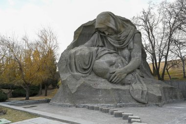 Volgograd, Rusya - 12 Haziran 2021: Mamayev Tepesi 'ndeki Stalingrad Muharebesi' nin anısına anıt kompleksinde yas tutan anne heykeli.