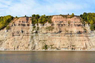 Volga Nehri kıyısında, Tataristan 'ın orta Volga bölgesinde. Sonbahar manzarası. Gemiden fotoğraf çekiliyor.