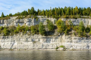 Volga Nehri kıyısında, Tataristan 'ın orta Volga bölgesinde. Sonbahar manzarası. Gemiden fotoğraf çekiliyor.