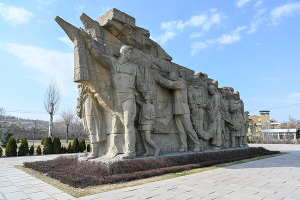 Volgograd, Rusya - 13 Haziran 2021: Volgograd 'daki tarihi savaş kompleksi Mamaev Kurgan parkında 
