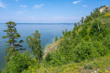 Volga Nehri kıyısında, Zhigulevsk kasabası yakınlarında. Zhiguli dağları. Samarskaya Luka. Yaz.