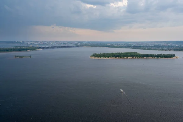 Zhiguli Hidroelektrik İstasyonu veya Zhigulyovskaya Hidroelektrik İstasyonu, eski adıyla Kuybyshev Hidroelektrik İstasyonu. Volga Nehri. Samarskaya Luka.