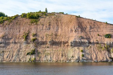 Volga Nehri kıyısında, Tataristan 'ın orta Volga bölgesinde. Sonbahar manzarası. Gemiden fotoğraf çekiliyor.