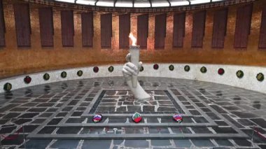 Volgograd 'da sonsuz alev. Zafer Panteonundaki Şeref Muhafızları Volgograd 'da Mamayev Kurgan' daki Stalingrad Muharebesi kahramanlarına.