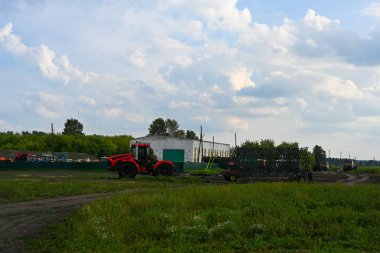 Ulyanovsk, Rusya - 01 Ağustos 2021: Hasat için teçhizatlı traktör. Tarım makineleri.