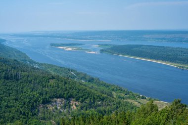 Volga Nehri kıyısında, Zhigulevsk kasabası yakınlarında. Zhiguli dağları. Samarskaya Luka. Yaz.
