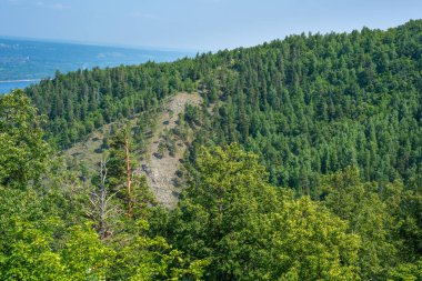 Volga Nehri kıyısında, Zhigulevsk kasabası yakınlarında. Zhiguli dağları. Samarskaya Luka. Yaz.