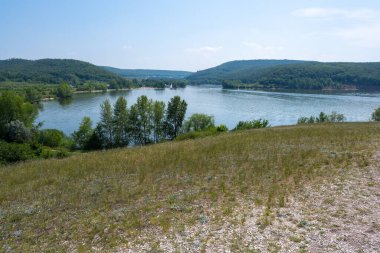Volga Nehri kıyısında, Zhigulevsk kasabası yakınlarında. Zhiguli dağları. Samarskaya Luka. Yaz.