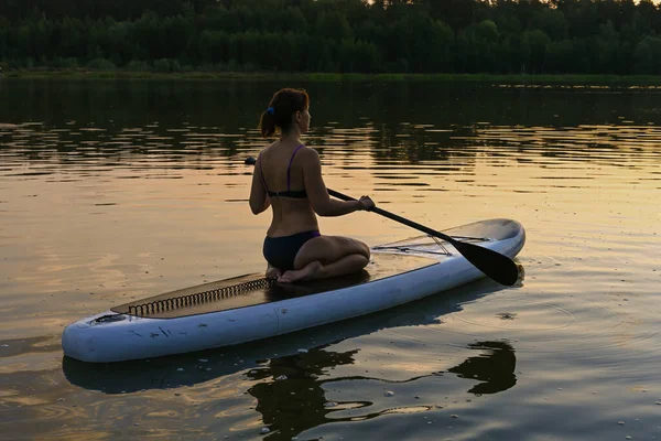 Une Femme Seule Monte Sup Board Sur Lac Entouré Herbe — Photo