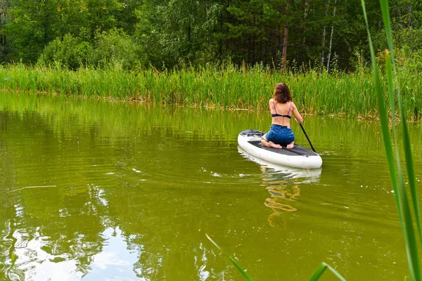 Une Femme Conduit Sur Sup Board Travers Canal Étroit Entouré — Photo