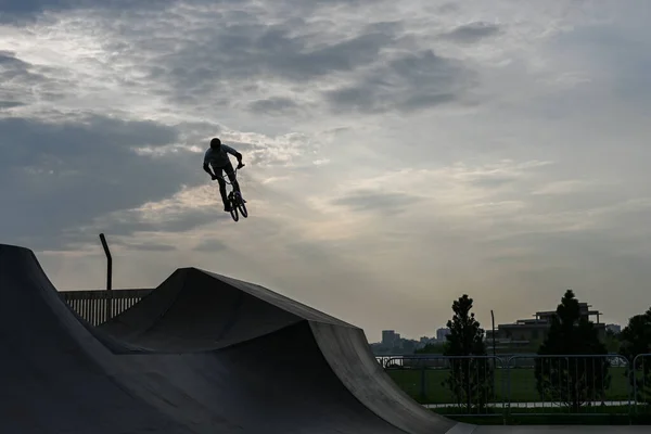 Der Radfahrer Fährt Einem Extrempark Der Stuntman Aus Nächster Nähe — Stockfoto