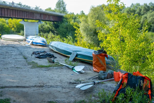 Kajaker Och Utrustning För Forsränning Nedför Floden Ligger Land Äventyrsresande — Stockfoto