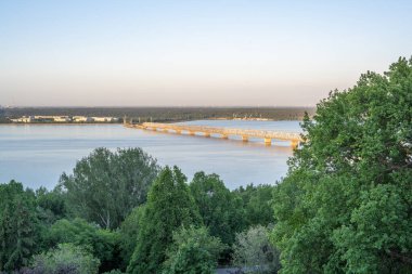 Ulyanovsk (Simbirsk), Rusya - 25 Temmuz 2021: Volga üzerindeki İmparatorluk Köprüsü. Peoples Park 'ın Dostluğu. New Wreath Bulvarı. Toprak döşeme.