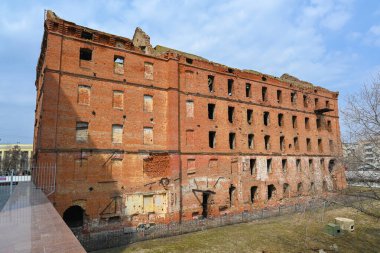 Volgograd, Rusya - 30 Mayıs 2021: Değirmenin kalıntıları. Gerhardt 's Mill ya da Grudinin' s Mill. Stalingrad Savaşı sırasında yıkılan ve restore edilmeyen bir buhar değirmeni..