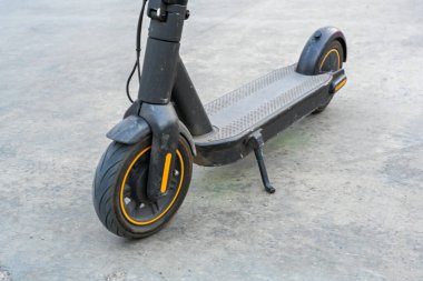 Elektrikli scooter yakın plan. Şehirleri ve manzaraları keşfetmek için yeni ve popüler bir ulaşım aracı. Çevre dostu nakliye aracı. Etkin yaşam biçimi.