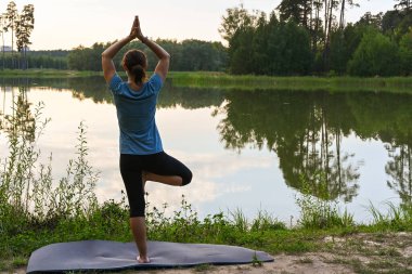 Kadın gölde doğayla baş başa. Doğayla baş başa kalma kavramı..